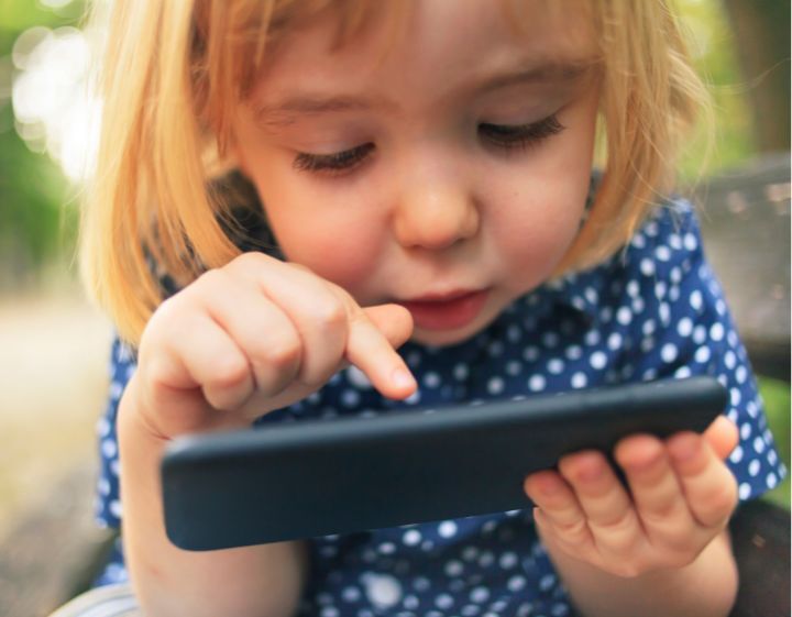 Tablet v koč&aacute;rku, poh&aacute;dka u j&iacute;dla: Kolik obrazovek je pro mal&eacute; děti př&iacute;li&scaron;?