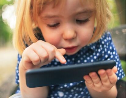 Tablet v koč&aacute;rku, poh&aacute;dka u j&iacute;dla: Kolik obrazovek je pro mal&eacute; děti př&iacute;li&scaron;?