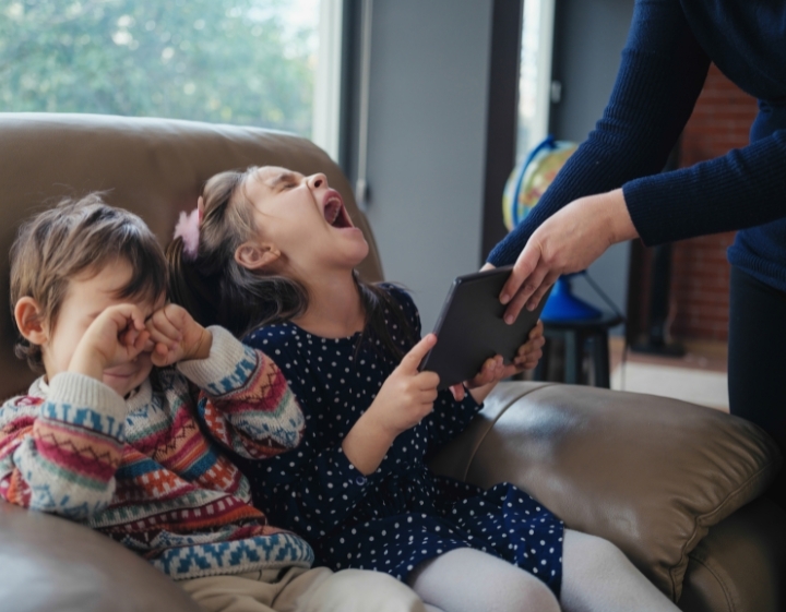 Děti n&aacute;s kop&iacute;ruj&iacute; v&iacute;c, než si mysl&iacute;me: proč je rodič největ&scaron;&iacute; digit&aacute;ln&iacute; vzor